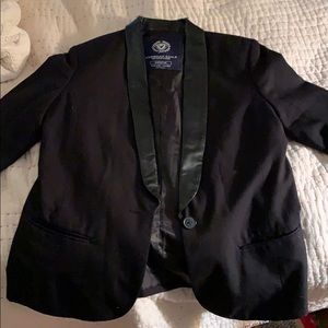 Very nice black blazer with a green leather neck!